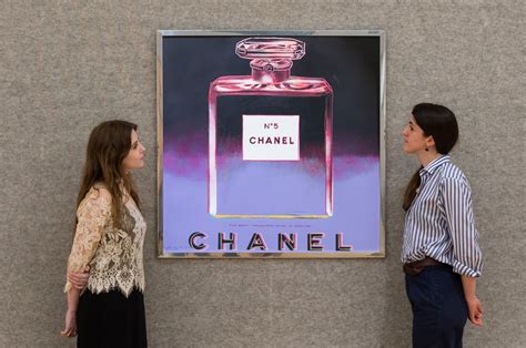 La storia del flacone di Chanel N°5, dalla bottiglia essenziale alla 